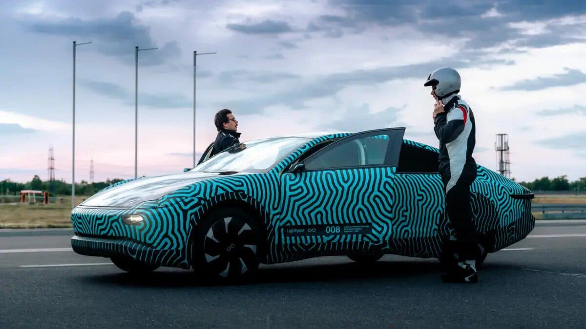 Auto solar bate el récord de autonomía entre el resto de autos eléctricos