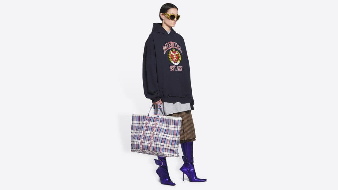 Usuarios critican a Balenciaga por "bolso de mercado" vendido por más de 2 mil dólares