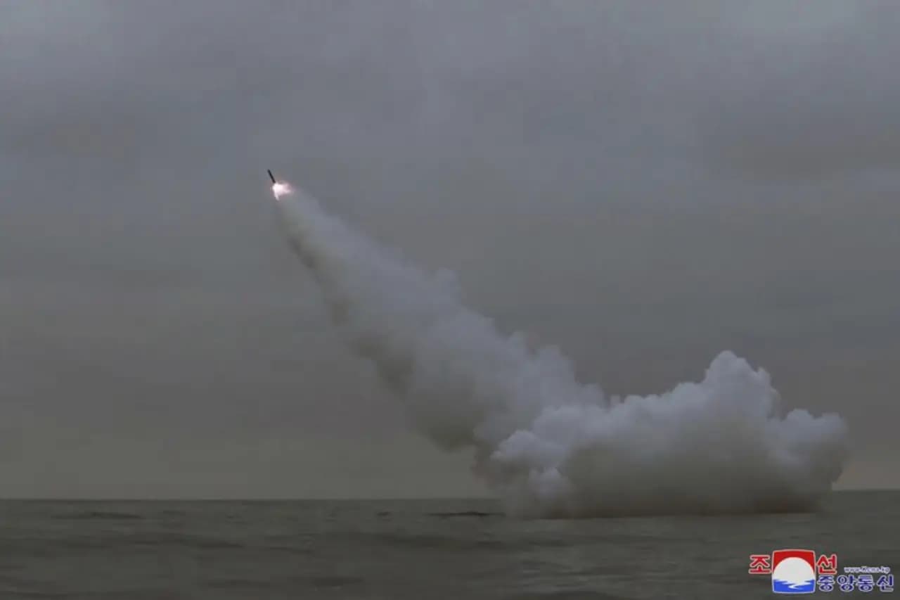 Corea del Norte dispara misiles de crucero desde submarino y lanza nueva amenaza a EE.UU. mientras inician ejercicios militares con Corea del Sur