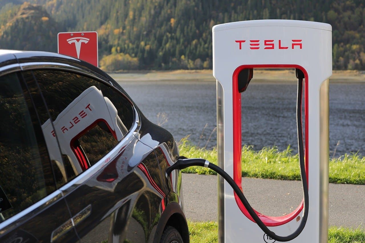 Vehículos Tesla son investigados por incluir juegos en la pantalla táctil